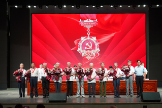 为在党50年的老同志颁发纪念奖...